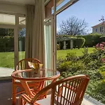 Liiiving In | Garden Pool House Apartamento